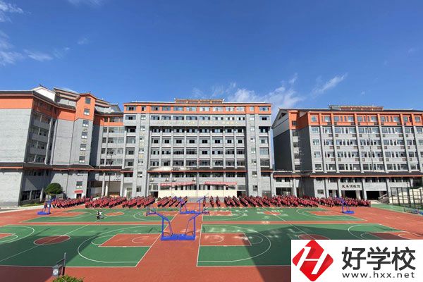 湖南懷化商業(yè)學(xué)校是中專嗎？學(xué)校環(huán)境好不好？