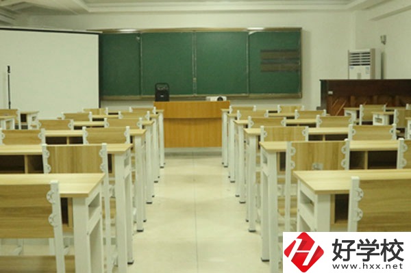 湖南長沙藝術(shù)學(xué)校的學(xué)費是多少？