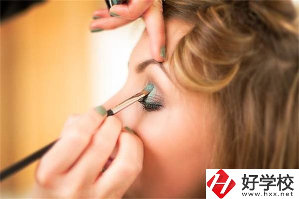 在湖南女生讀技校學(xué)什么專業(yè)最吃香？就業(yè)前景怎么樣？