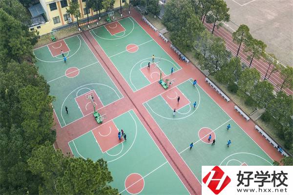 衡陽(yáng)市鐵路運(yùn)輸職業(yè)學(xué)校學(xué)費(fèi)貴嗎？有哪些特色？