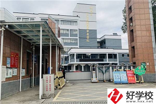 懷化中專學(xué)汽修一年要花多少錢？有哪些中?？梢酝扑]？