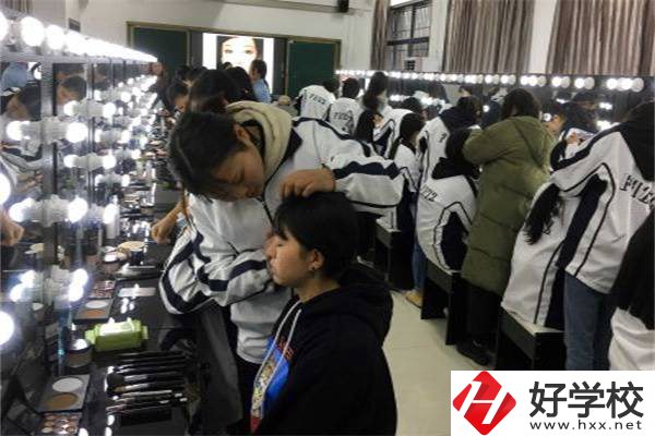 湘西有哪些學(xué)美發(fā)的中職學(xué)校？專業(yè)好就業(yè)嗎？