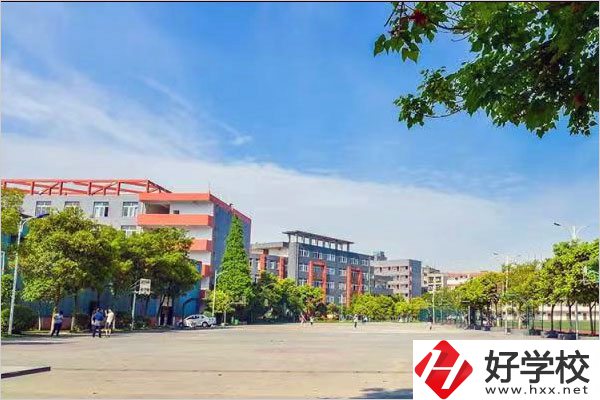 湖南交通高級(jí)技工學(xué)?；@球場(chǎng)