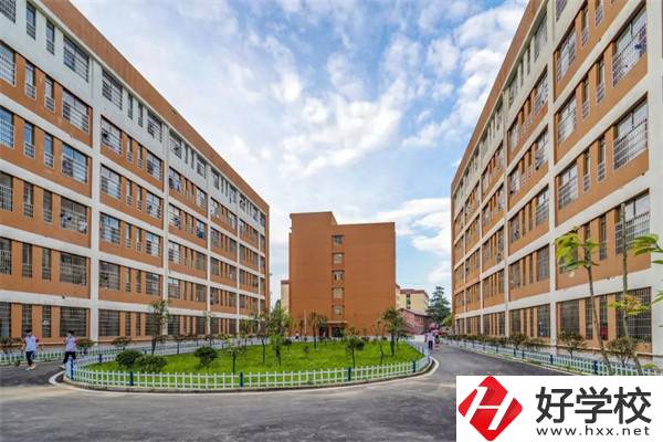 想去婁底新化楚怡工業(yè)學(xué)校該怎么走？