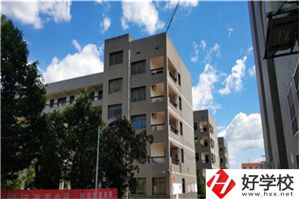在婁底有開設(shè)航空專業(yè)的職校嗎？學(xué)航空專業(yè)有前途嗎？