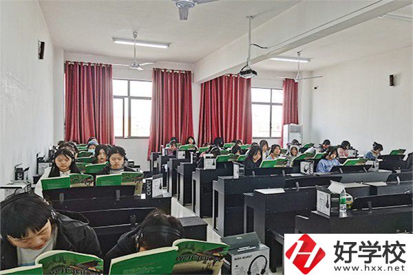 懷化市城南職業(yè)學校實訓室