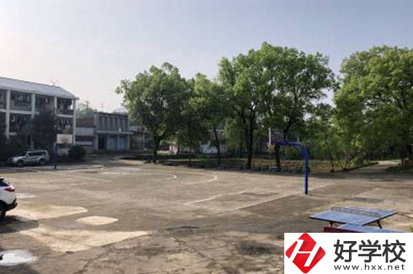 石門(mén)民族職業(yè)技術(shù)學(xué)校籃球場(chǎng)