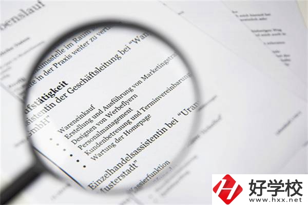 在湖南選職校要不要看招生簡(jiǎn)章？有什么內(nèi)容？