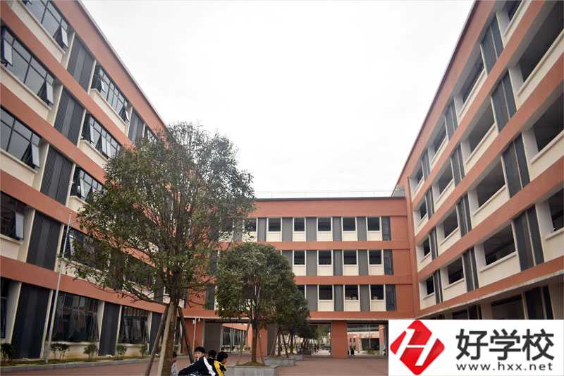 龍山縣第一職業(yè)中學(xué)有什么辦學(xué)特色？取得哪些榮譽(yù)？