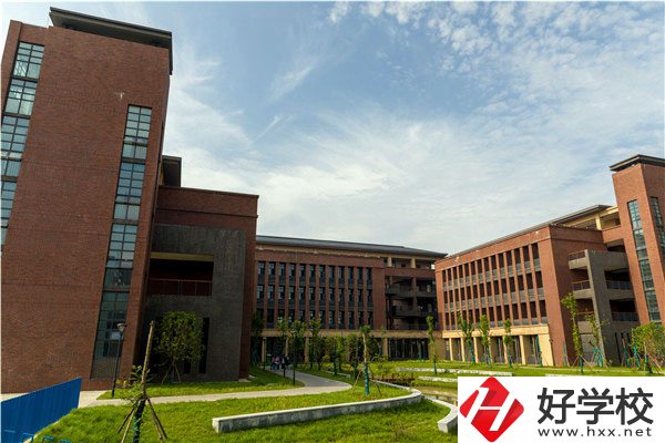 在常德財經(jīng)學(xué)校學(xué)會計，發(fā)展前景怎么樣？